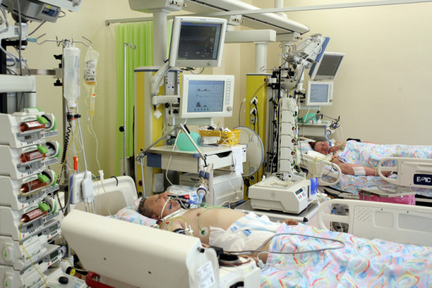 Dyrekcje szpitali apelują o zakupy płuco-serc i respiratorów niezbędnych w leczeniu grypy