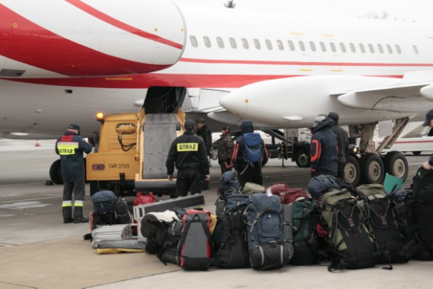 Samolot transportujący ratowników PSP wylądował w Warszawie