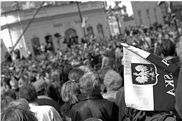 Polacy oddają hołd parze prezydenckiej