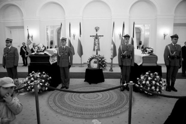 Premier stanął w Warcie Honorowej przy trumnach pary prezydenckiej