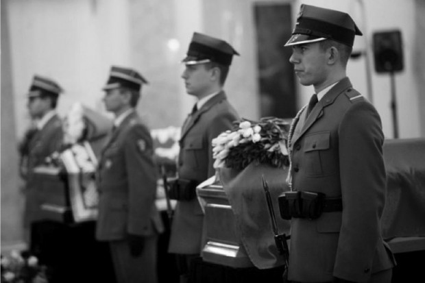 Lotnisko wojskowe Warszawa-Okęcie: hołd dla kolejnych ofiar tragedii pod Smoleńskiem