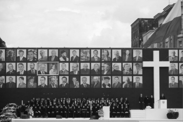 Warszawa: ceremonia pożegnania ofiar katastrofy w Smoleńsku
