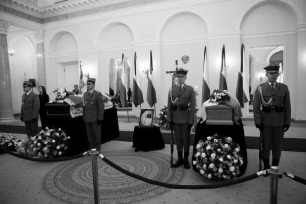 Trumny z ciałami pary prezydenckiej opuściły Pałac Prezydencki