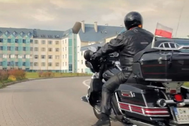 Wrocław: ASK zaskoczył filmem promocyjnym z dyrektorem na Harleyu