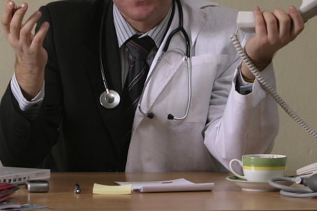 Profesor ma być zwolniony z pracy za raport dla marszałka. Czy był konflikt interesów?