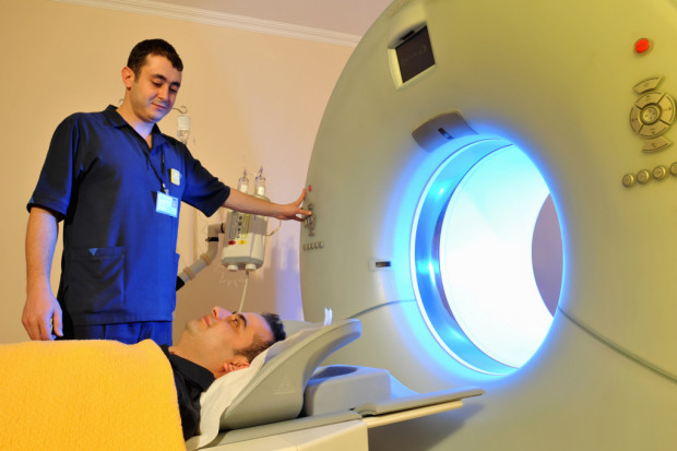 Nowe przepisy dotyczące m.in. radiologów: więcej pracy za niższą płacę?