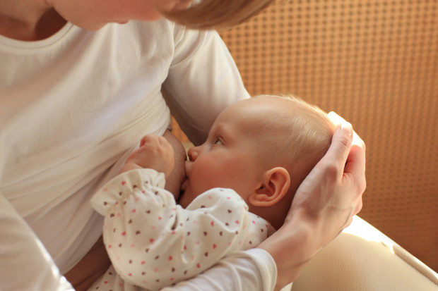 Włochy: pediatrzy proponowali karmiącym matkom sztuczne mleko
