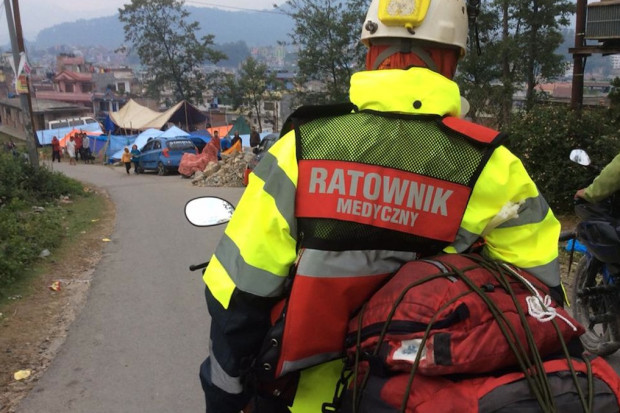 Na zdj. polski ratownik z PCPM w jednej z nepalskich miejscowości, Źródło: strona PCPM Dramat w Nepalu. Tak polscy strażacy i ratownicy niosą pomoc
