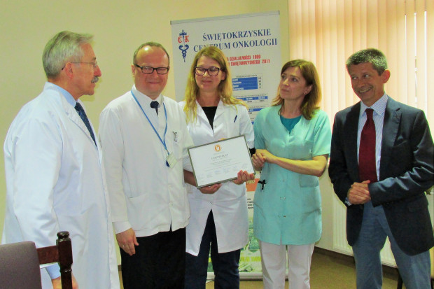 Prof. Tomasz Sacha (pierwszy z prawej) przekazuje certyfikat dr hab. Marcinowi Pasiarskiemu, kierownikowi Kliniki Hematologii i Transplantacji Szpiku ŚCO. W uroczystości uczestniczyli również prof. Stanisław Góźdź, dyrektor ŚCO (pierwszy z lewej) oraz dr Marzena Wątek i Agnieszka Stelmach-Gołdyś - zastępcy kierownika Kliniki. Fot. Materiały prasowe Kielce: klinika ŚCO z certyfikatem "W trosce o pacjenta"