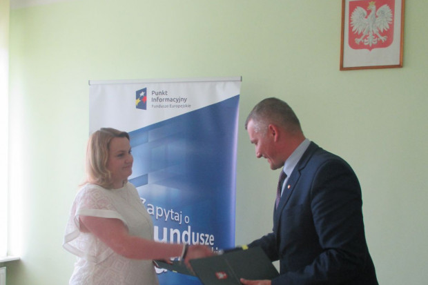 Joanna Czerwińska, dyrektor SP ZOZ w Nowym Mieście nad Pilicą, podpisała umowę na e-usługi. Fot. Joanna Wołczyńska, Mazowiecki Urząd Marszałkowski Mazowsze: umówią się na wizytę bez wychodzenia z domu