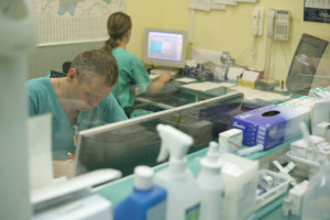 W ok. 23 proc. skontrolowanych szpitali pracodawcy nie zapewnili pracownikom odpoczynku dobowego. Fot. PTWP (zdj. ilustracyjne) PIP potwierdza: pracownicy medyczni często świadczą pracę bez odpoczynku