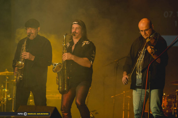 Zespół lekarzy SO z Chicago i Marek Kania (pierwszy z prawej) na scenie Med&Art; FOT. FRK Rock i jazz po dyżurze: lekarze grają, śpiewają, mają swoje festiwale