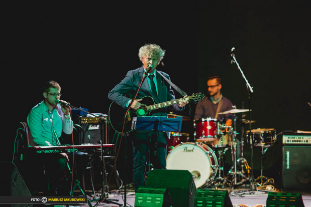 Prof. Zbigniew Nawrat (z gitarą), organizator Konfrontacji Med&Art