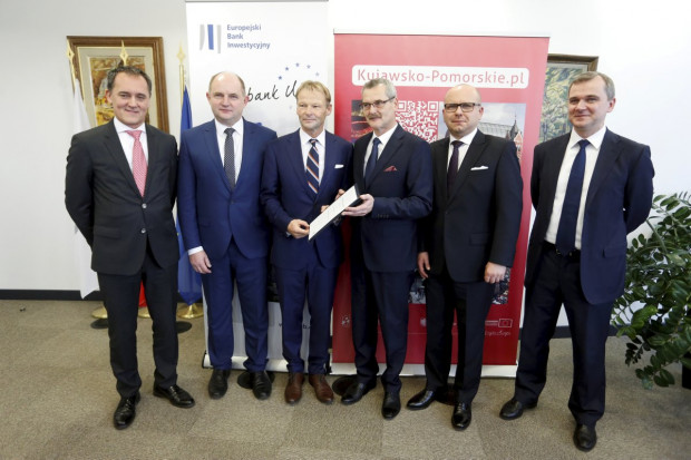 Po podpisaniu umowy na finansowanie rozbudowy toruńskiego szpitala; FOT. Mikołaj Kuras dla UMWKP Warszawa: podpisali umowę kredytową na rozbudowę toruńskiego szpitala