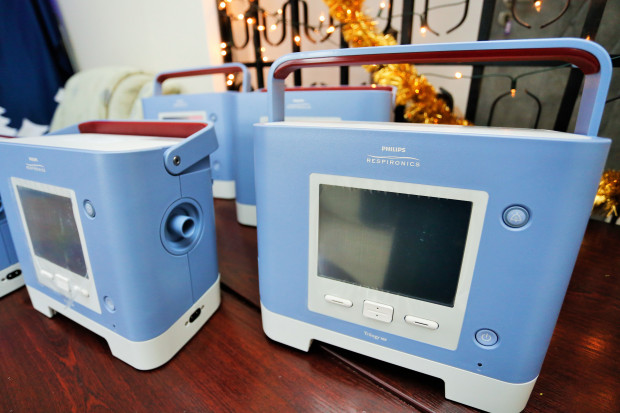 Pięć przenośnych respiratorów zakupionych przez samorząd województwa trafiło do toruńskiego Hospicjum ''Nadzieja''.Fot. Mikołaj Kuras dla UMWKP Toruń: samorząd województwa przekazał hospicjum przenośne respiratory