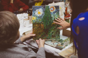 Studenci rozmawiali z podopiecznymi m.in. o ich artystycznych pasjach; FOT. Materiały prasowe Wrocław: studenci pokazali hospicjum z innej strony