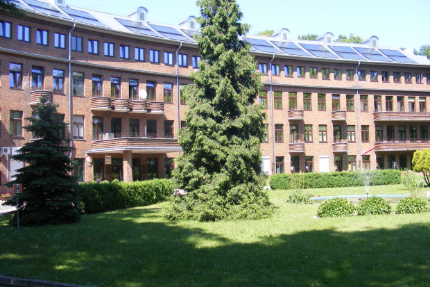Szpital Powiatowy w Strzelcach Opolskich znalazł się na liście współpracujących z Uniwersytetem Opolskim w kształceniu studentów. Fot./źródło: strona internetowa szpitala Te uczelnie chcą szkolić przyszłych lekarzy także w szpitalach powiatowych. Dlaczego?