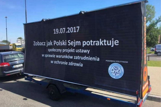 PZM zadbało o promocję sejmowej debaty ws. wynagrodzeń w ochronie zdrowia; FOT. @PZM_official/Twitter Płace na sposób rządowy czy obywatelski? Zawody medyczne grożą strajkiem