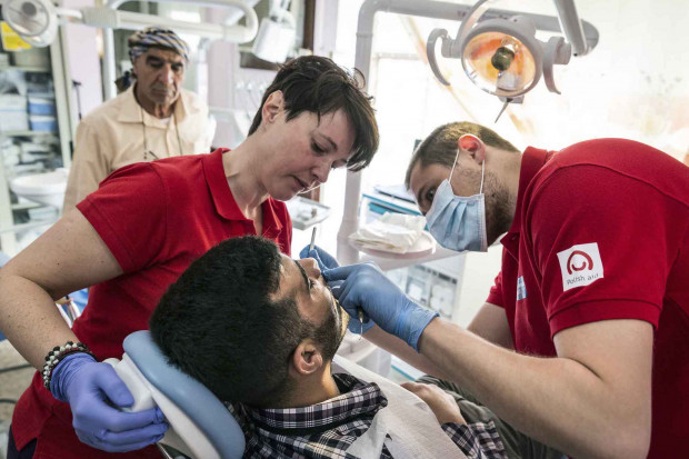 Iracki Kurdystan. Projekt wsparcia podstawowej opieki medycznej i stomatologii w prowincji Diyala. Dentystka Katarzyna Błądek-Grzelczak i Grzegorz Olędzki z Polskiej Misji Medycznej w szpitalu Khanaqeen. Fot. Adam Golec/PMM PMM chce kupić unit dentystyczny - trwa zbieranie ofert