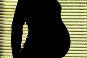 Resort zdrowia: kobiet w ciąży nie można zmuszać do urlopu macierzyńskiego