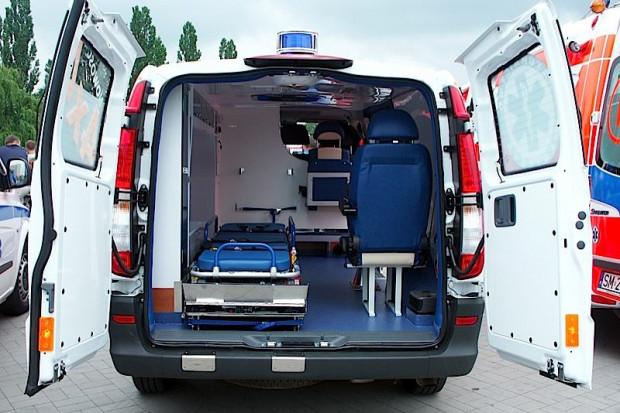 Ciężarna kobieta zmarła, bo szpital zamiast leczyć organizował transport?