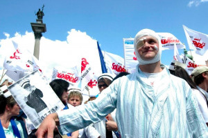 Przed Sejmem trwa protest pracowników ochrony zdrowia