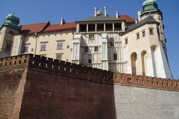 Kraków: trumny pary prezydenckiej przed ołtarzem koronacyjnym