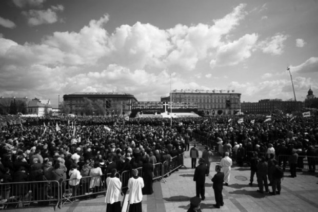 Warszawa: na Placu Piłsudskiego msza św. w intencji ofiar katastrofy