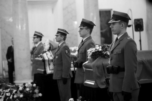 Trumny z ciałami pary prezydenckiej w Krakowie