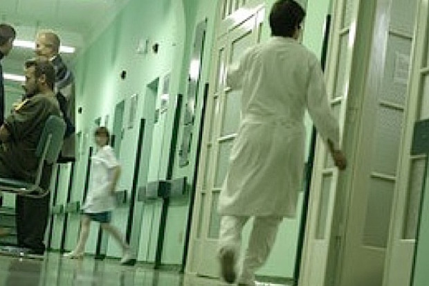 Obsada pielęgniarska w szpitalach: projekt, który ponownie wzniecił dyskusję