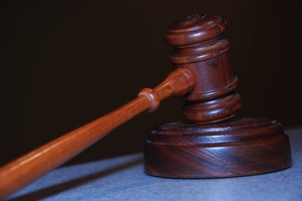 Młotek sędziowski Gniezno: wyrok za molestowanie pacjentek