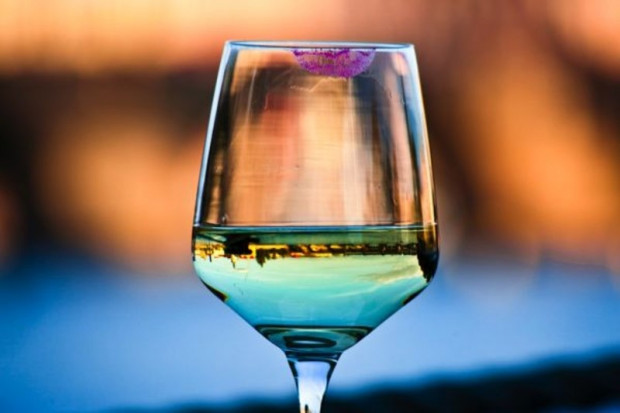 Naukowcy: alkohol spożywany z umiarem nie szkodzi zdrowiu
