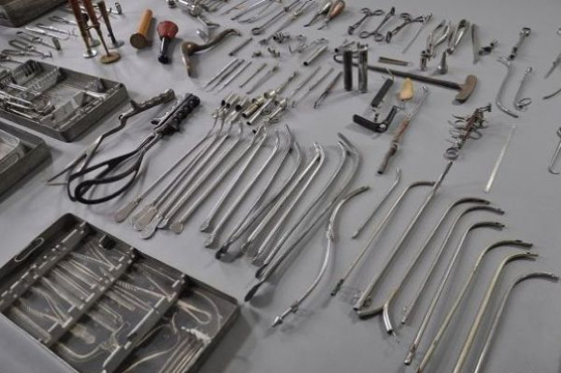 Oświęcim: odnalezione obozowe narzędzia lekarskie trafiły do muzeum