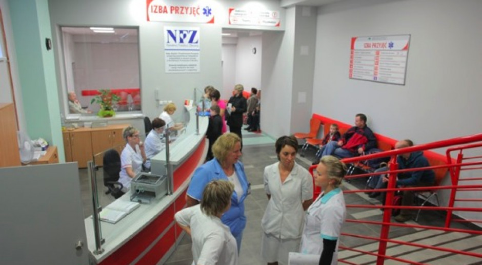 NFZ kupił mniej wizyt u specjalistów, dlatego pacjenci wybierają szpitale