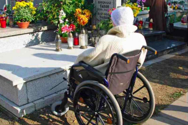Śląskie: na cmentarzach kwestują na rzecz hospicjów