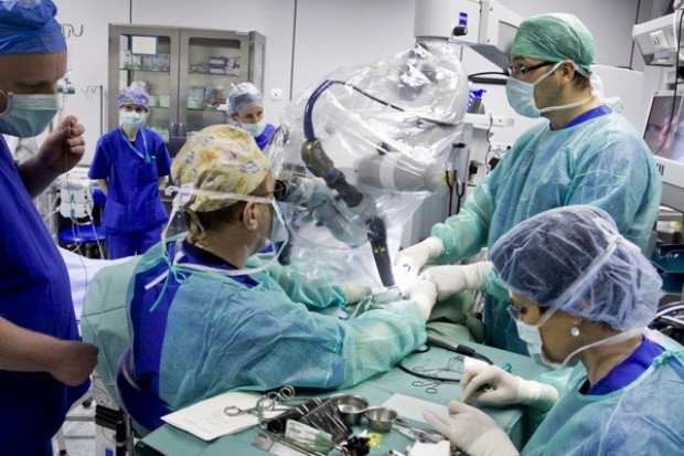 Na zdj. operacja w Instytucie Fizjologii i Patologii Słuchu w Kajetanach Debata Rynku Zdrowia: 20 proc. Polaków cierpi na niedosłuch - jak im skutecznie pomóc?