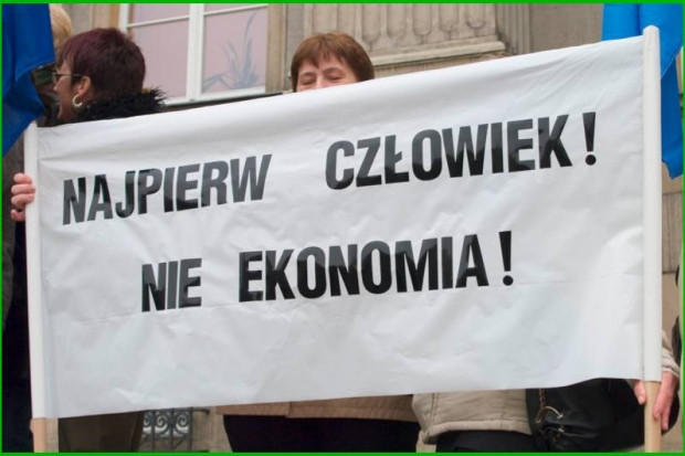 Białystok: związkowcy ochrony zdrowia pikietowali przed biurem PO