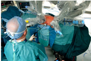Wrocław: robot da Vinci pomógł wszczepić protezę aortalno-udową 