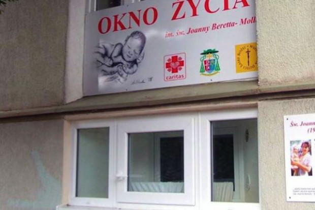 Śląskie: matka podrzuciła niemowlę przed posesję