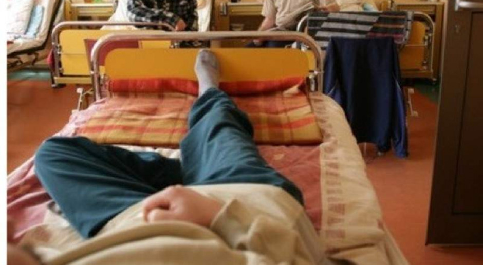 Łódzkie: brakuje miejsc w szpitalach - pacjenci są "podrzucani" na lato