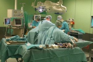 Olsztyn: przedłuży się operacja wszczepienia stawów skroniowo-szczękowych 