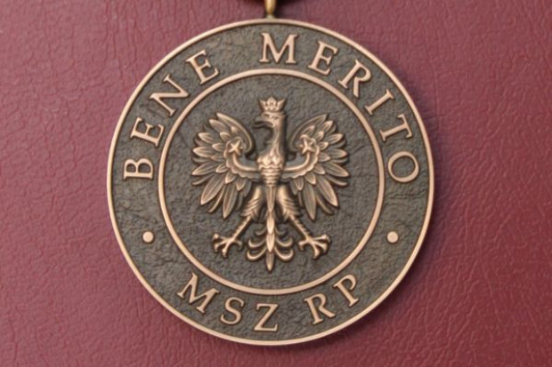 W. Brytania: rektor Cambridge, immunolog, otrzymał polski medal