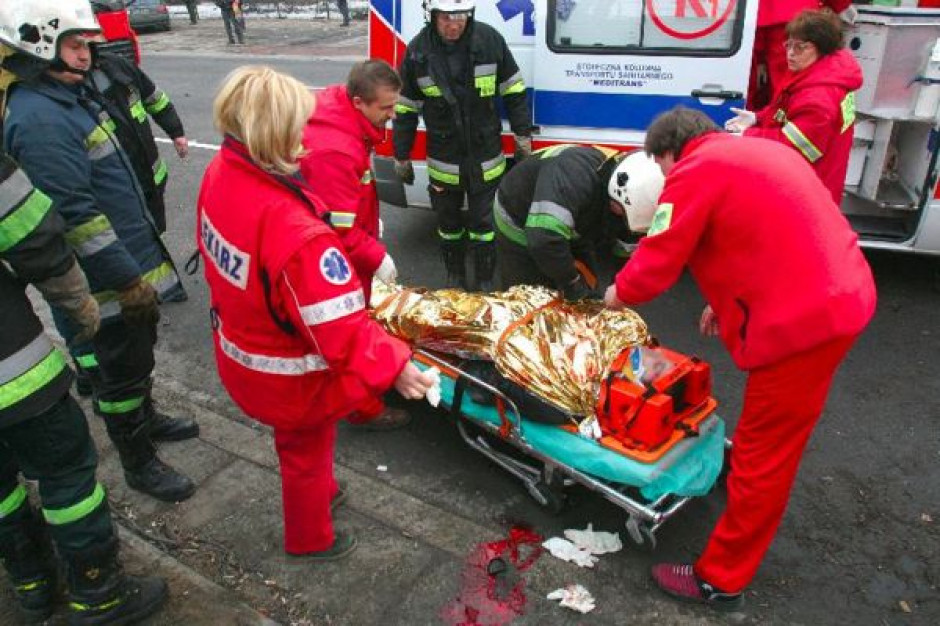 Służby medyczne w kontakcie z ofiarą przemocy. Fot. Archiwum Fuszara: gdy ofiara zgłasza się po pomoc, służby medyczne nie mogą mieć wątpliwości