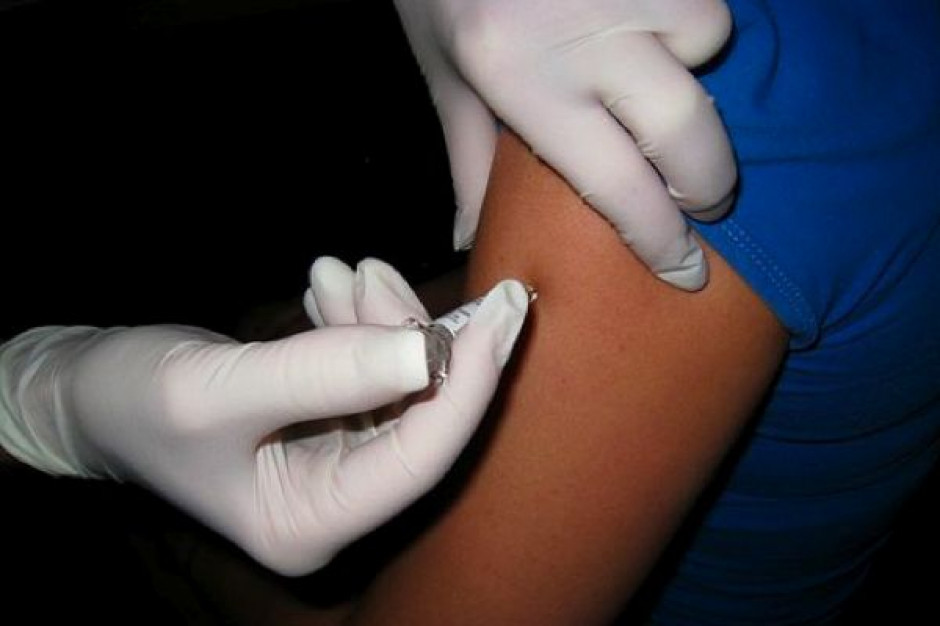 Kolejna odsłona sporu o szczepienia w POZ. Farmaceuci: transport szczepionki przez pacjenta jest bezpieczny