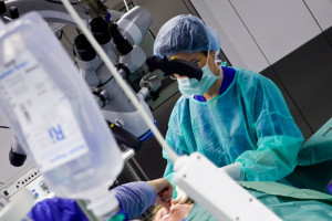 Francja: producent szkodliwych implantów piersi przyznał się do oszustwa
