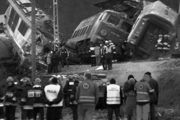 Szczekociny: ratownicy kontynuują akcję w miejscu katastrofy, 49 osób w szpitalach