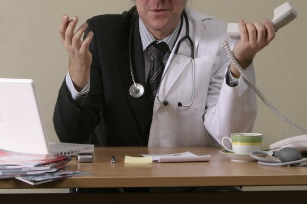 Czy dyrektor może praktykować jako lekarz? Według prawa i CBA - nie