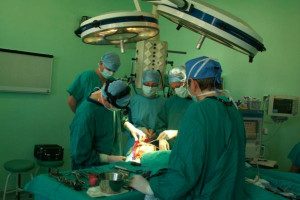 Olsztyn: skomplikowana operacja z zastosowaniem wyciągu naczaszkowego