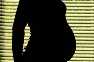 Naukowcy: praca po 8. miesiącu ciąży szkodliwa jak palenie papierosów