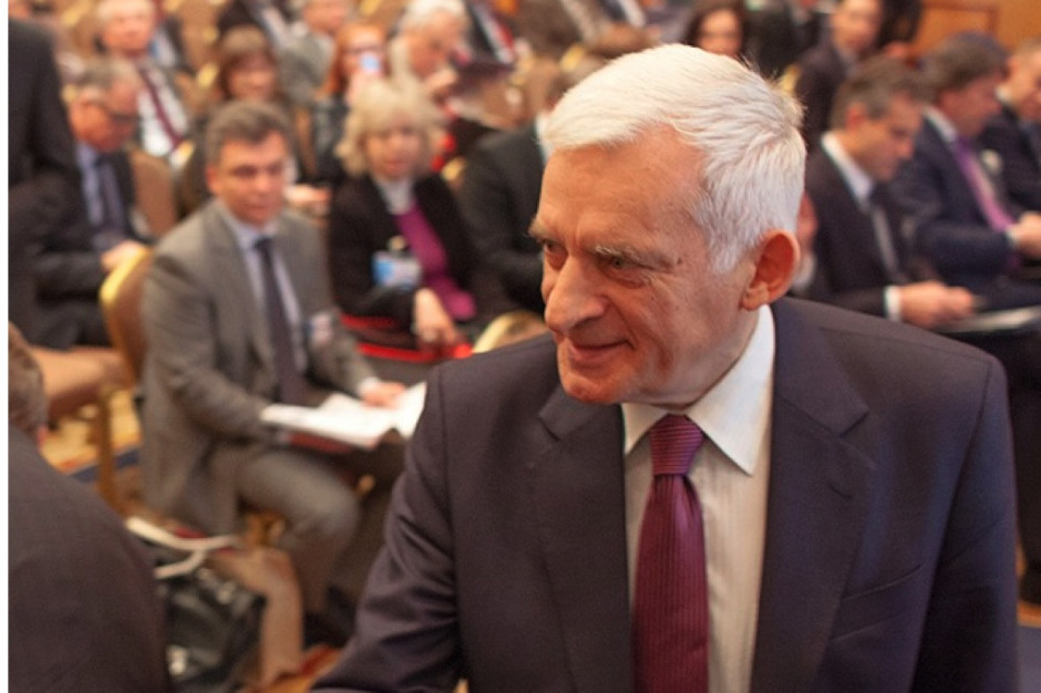 Jerzy Buzek przypomniał, że wszystkie kraje UE poparły inicjatywę, by pielęgniarki i położne kształciły się na poziomie studiów wyższych. Fot. PTWP Apelują do Jerzego Buzka o przywrócenie szkół średnich dla pielęgniarek